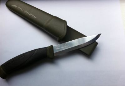 Cuţit Morakniv Companion cu lama din otel carbon