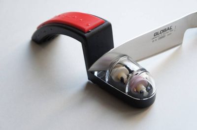 Ascuțitor de cuțite de apă MinoSharp Ceramic Global, negru și roșu