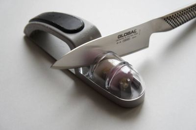 Ascuțitoare ceramică cu apă MinoSharp PLUS 440, gri și negru